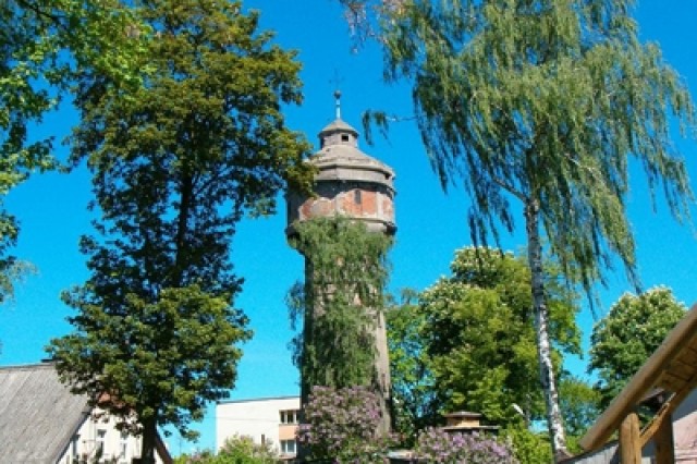 Wieża ciśnień w Nowym Dworze  Gdańskim (źródło: Wikipedia.org,  autor: Miran, licencja: CC)