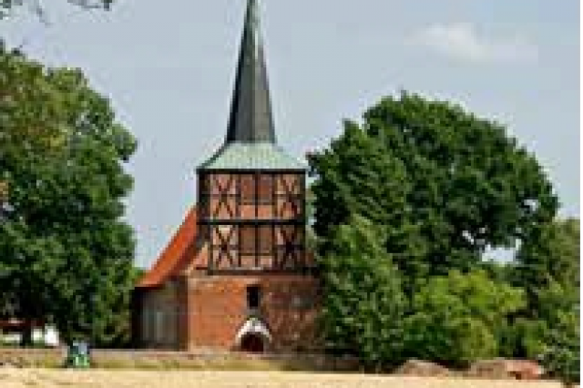 Zabytkowy kościół  w Mönchow  (fot. Tomasz Duda)