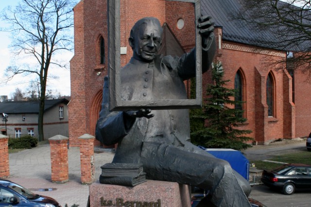 Sierakowice, pomnik ks. Bernarda Sychty  (fot.  Agnieszka Rybakowska-Król)